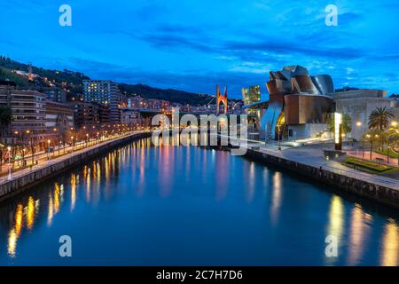 Europa, Spanien, Baskenland, Vizcaya Provinz, Bilbao, Guggenheim Museum Bilbao am Abend Stockfoto