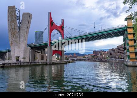 Europa, Spanien, Baskenland, Vizcaya Provinz, Bilbao, Blick auf die La Salve Brücke über die Nervión in Bilbao Stockfoto