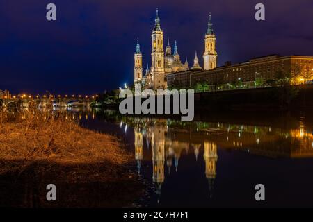 Europa, Spanien, Aragon, Zaragoza, Abendblick über den Ebro zur Catedral-Basílica de Nuestra Señora del Pilar Stockfoto