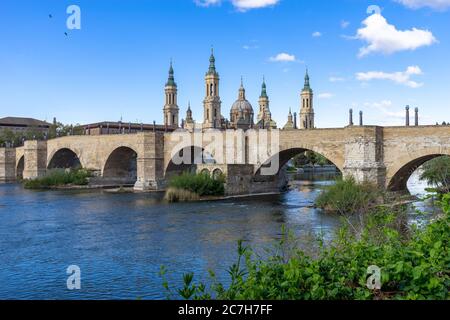Europa, Spanien, Aragon, Zaragoza, Blick auf die Catedral-Basílica de Nuestra Señora del Pilar hinter der Steinbrücke Stockfoto