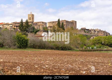 Europa, Spanien, Katalonien, Provinz Girona, Garrotxa, Blick auf das historische Zentrum von Santa Pau Stockfoto