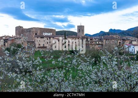 Europa, Spanien, Katalonien, Provinz Girona, Garrotxa, Blick auf das historische Zentrum von Santa Pau Stockfoto