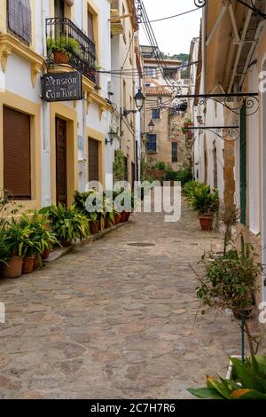 Europa, Spanien, Katalonien, Provinz Gerona, La Selva, Tossa de Mar, schmale Straße in der Altstadt von Tossa de Mar Stockfoto