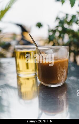 eiskaffee mit Milch und heißem Tee im vietnamesischen Stil auf dem Tisch. Selektiver Fokus... Getränke- und Reisekonzept Stockfoto