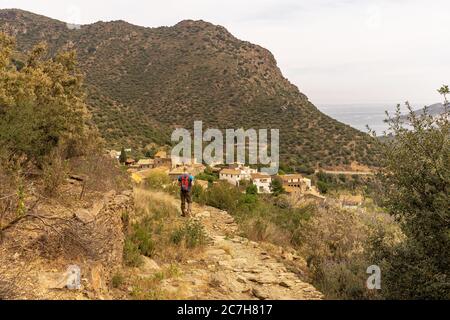 Europa, Spanien, Katalonien, Girona, Alt Empordà, Port de la Selva, Wanderer beim Abstieg ins Tal Vall de Santa Creu Stockfoto