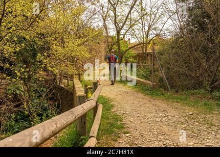 Europa, Spanien, Katalonien, Girona, Alt Empordà, Port de la Selva, Wanderer in Vall de Santa Creu in der Nähe von Port de la Selva Stockfoto