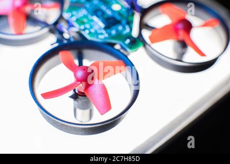 Mini-Drohnen-Komponenten werden zusammen angezeigt Stockfoto