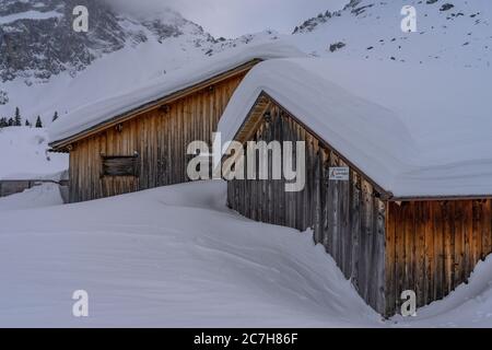 Europa, Österreich, Vorarlberg, Montafon, Rätikon, Gauertal, schneebedeckte Hütten auf der Oberen Spora Alpe im Rätikon Stockfoto