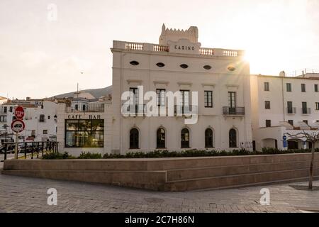 Europa, Spanien, Katalonien, Girona, Alt Empordà, Cadaqués, Straßenszene in Cadaqués bei Sonnenuntergang Stockfoto