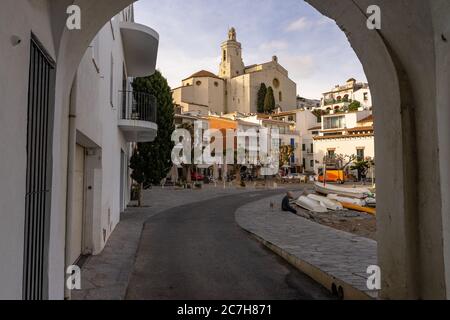 Europa, Spanien, Katalonien, Girona, Alt Empordà, Cadaqués, Blick durch einen Torbogen zur gotischen Kirche Santa Maria Stockfoto