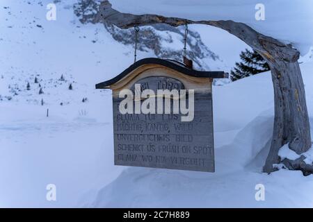 Europa, Österreich, Vorarlberg, Montafon, Rätikon, Gauertal, Holzschild an der Oberen Spora Alpe Stockfoto