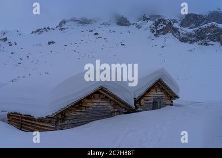 Europa, Österreich, Vorarlberg, Montafon, Rätikon, Gauertal, verschneite Holzhütten auf der Oberen Spora Alpe im Rätikon Stockfoto