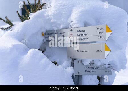 Europa, Österreich, Vorarlberg, Montafon, Rätikon, Gauertal, eingeschneite Wanderzeichen im Gauertal Stockfoto