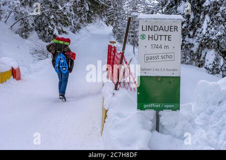 Europa, Österreich, Vorarlberg, Montafon, Rätikon, Gauertal, Lindauer Hütte, Wanderer im Aufstieg zur Lindauer Hütte Stockfoto