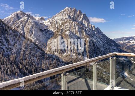 Europa, Österreich, Tirol, Osttirol, Lienz, Blick von der Terrasse der Dolomitenhütte auf die winterliche Berglandschaft der Lienzer Dolomiten Stockfoto