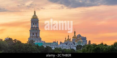 Große Lavra Glockenturm des alten Höhlenklosters von Kiew Pechersk Lavra vor der Kulisse des Sonnenuntergangs Himmel, Kiew (Kiew), Ukraine Stockfoto