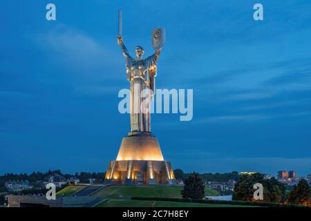 Das Mutterlanddenkmal ist eine monumentale Statue in Kiew, der Hauptstadt der Ukraine. Stockfoto