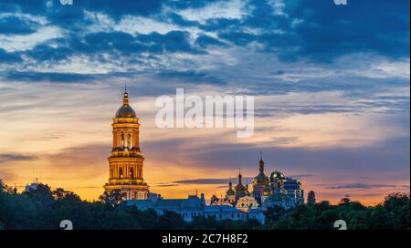 Große Lavra Glockenturm des alten Höhlenklosters von Kiew Pechersk Lavra vor der Kulisse des Sonnenuntergangs Himmel, Kiew (Kiew), Ukraine Stockfoto