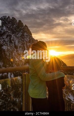 Europa, Österreich, Tirol, Osttirol, Lienz, Mutter und Sohn genießen den Sonnenuntergang auf der Terrasse der Dolomitenhütte Stockfoto