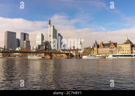 Europa, Deutschland, Hessen, Frankfurt, Blick über den Main auf den Eiserner Steg und die Frankfurter Skyline Stockfoto