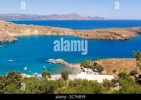 Wunderschöne Bucht von Lindos auf der Insel Rhodos, Griechenland Stockfoto