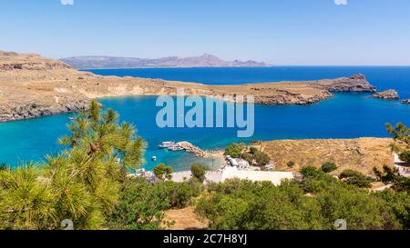 Wunderschöne Bucht von Lindos auf der Insel Rhodos, Griechenland Stockfoto