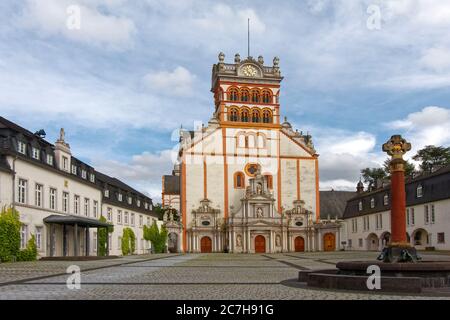 St. Matthias Abtei; barocke untere Fassade, 1718, romanischer Turm, verzierte katholische Kirche außen, Statuen, Bögen, alte religiöse Gebäude, Kopfsteinpflaster Stockfoto