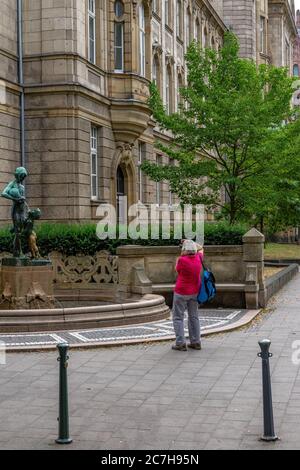 Europa, Deutschland, Nordrhein-Westfalen, Düsseldorf, Innenstadt, Königsallee, Neckereibrunnen in der Düsseldorfer Königsallee Stockfoto