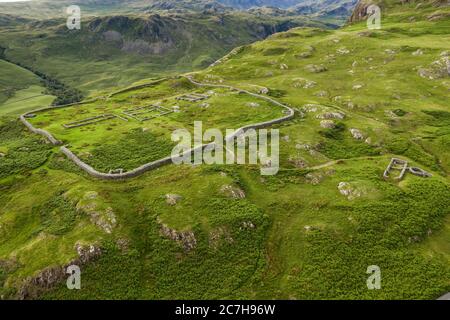 Hardknott Römische Festung ist eine archäologische Stätte, die Überreste der römischen Festung Mediobogdum, auf der westlichen Seite des Hardknott Pass in der eng Stockfoto