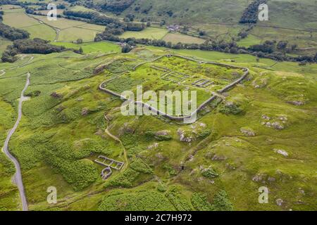 Hardknott Römische Festung ist eine archäologische Stätte, die Überreste der römischen Festung Mediobogdum, auf der westlichen Seite des Hardknott Pass in der eng Stockfoto