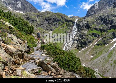 Europa, Österreich, Tirol, Ötztal Alpen, Ötztal, Gries im Sulztal, Bergwanderer beim Aufstieg zur Winnebachsehütte in Sellrain Stockfoto