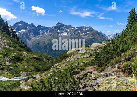 Europa, Österreich, Tirol, Ötztal Alpen, Ötztal, Gries im Sulztal, Winnebachsehütte, Bergwanderer genießt den Blick auf den Sulztalkamm Stockfoto