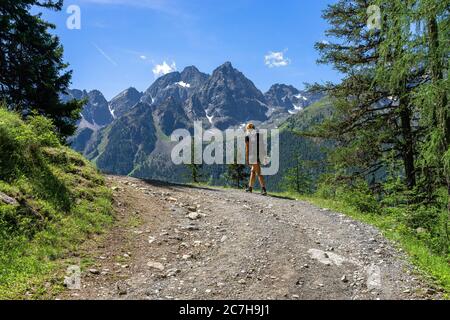 Europa, Österreich, Tirol, Ötztal Alpen, Ötztal, Gries im Sulztal, Bergwanderer auf dem Weg zur Winnebachehütte vor dem Sulztalamm Stockfoto