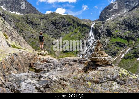 Europa, Österreich, Tirol, Ötztal Alpen, Ötztal, Gries im Sulztal, Bergwanderer blickt auf den Wasserfall bei der Winnebachseehütte Stockfoto