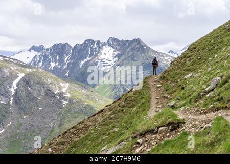 Europa, Österreich, Tirol, Ötztal Alpen, Ötztal, Obergurgl, Bergwanderer auf einem schmalen Bergweg Richtung Ramolhaus Stockfoto