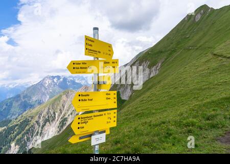 Europa, Österreich, Tirol, Osttirol, Kals am Großglockner, Wegweiser auf dem Sudetendeutschen Höhenweg am Hohen Tor Stockfoto