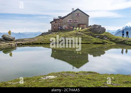 Europa, Österreich, Tirol, Osttirol, Kals am Großglockner, Bergsteiger neben der Sudetendeutschen Hütte in den Hohen Tauern Stockfoto