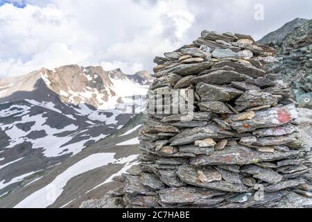 Europa, Österreich, Tirol, Osttirol, Kals am Großglockner, Steinmännchen auf der Dürrenfeldscharte Stockfoto