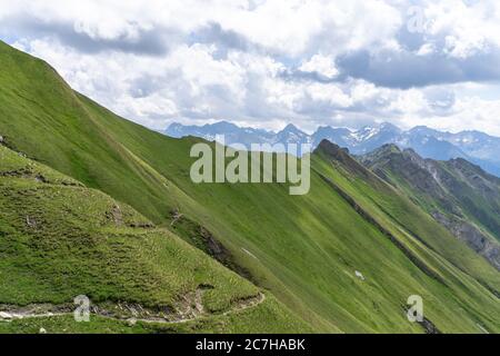 Europa, Österreich, Tirol, Osttirol, Kals am Großglockner, Blick auf den Sudetendeutschen Höhenweg zwischen hohem Tor und Dürrenfeldscharte mit der Schobergruppe im Hintergrund Stockfoto