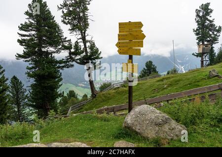 Europa, Österreich, Tirol, Ötztal Alpen, Ötztal, Umhausen, Wegweiser auf der Gehsteigalm im Ötztal Stockfoto