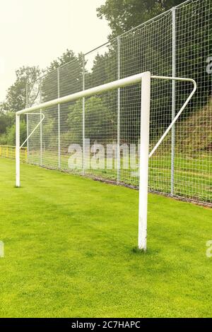 Leere Fußball oder Fußball weiße Tore. Fußballtor auf grünen Rasenplatz auf einem Spielplatz. Stockfoto