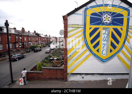 Ein Wandgemälde von Leeds United, das auf der Seite von Häusern in Tilbury Mount in Holbeck gemalt wurde, als Huddersfield Town gegen West Bromwich Albion in einem Match aufgeht, das ihre Beförderung zur Premier League besiegeln könnte. Stockfoto