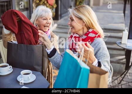 Ältere Frauen lachen im Straßencafé Stockfoto