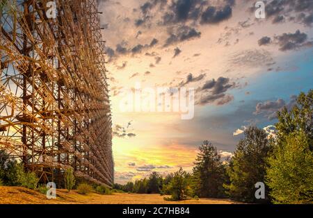 Riesiger duga Radarkomplex in der tschernobyl-Sperrzone. Warme orange Sommertag, am späten Nachmittag goldener Sonnenuntergang. Rot gefärbter Himmel zeigt die letzten Fores Stockfoto
