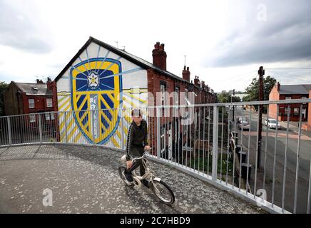 Ein Wandgemälde von Leeds United, das auf der Seite von Häusern in Tilbury Mount in Holbeck gemalt wurde, als Huddersfield Town gegen West Bromwich Albion in einem Match aufgeht, das ihre Beförderung zur Premier League besiegeln könnte. Stockfoto