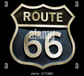 Vintage Straßenschild Route 66 Nahaufnahme isoliert auf schwarzem Hintergrund Stockfoto