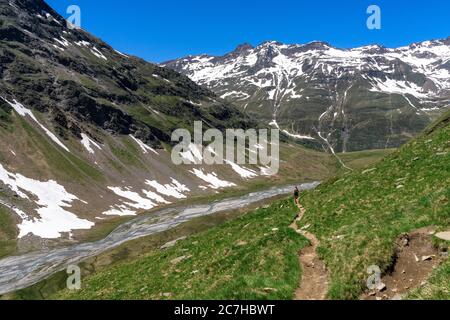 Europa, Österreich, Tirol, Ötztal Alpen, Ötztal, Wanderer, der vom Mutsattel im Rotmoostal absteigt Stockfoto