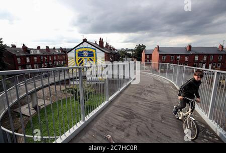 Ein Wandgemälde von Leeds United, das auf der Seite von Häusern in Tilbury Mount in Holbeck gemalt wurde, als Huddersfield Town gegen West Bromwich Albion in einem Match aufgeht, das ihre Beförderung zur Premier League besiegeln könnte. Stockfoto