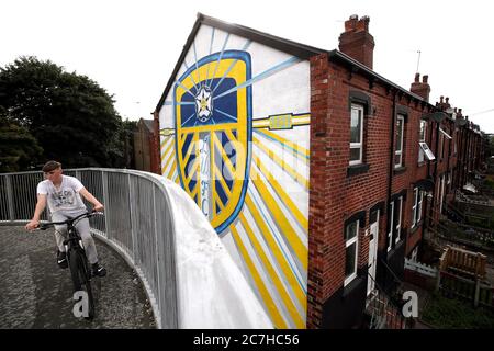 Ein Wandgemälde von Leeds United, das auf der Seite von Häusern in Tilbury Mount in Holbeck gemalt wurde, als Huddersfield Town gegen West Bromwich Albion in einem Match aufgeht, das ihre Beförderung zur Premier League besiegeln könnte. Stockfoto