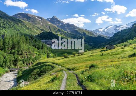 Europa, Österreich, Tirol, Ötztal Alpen, Ötztal, Wanderweg auf der Gurgler Ache mit Blick auf Obergurgl, den Hangerer und den Gurgler Ferner Stockfoto